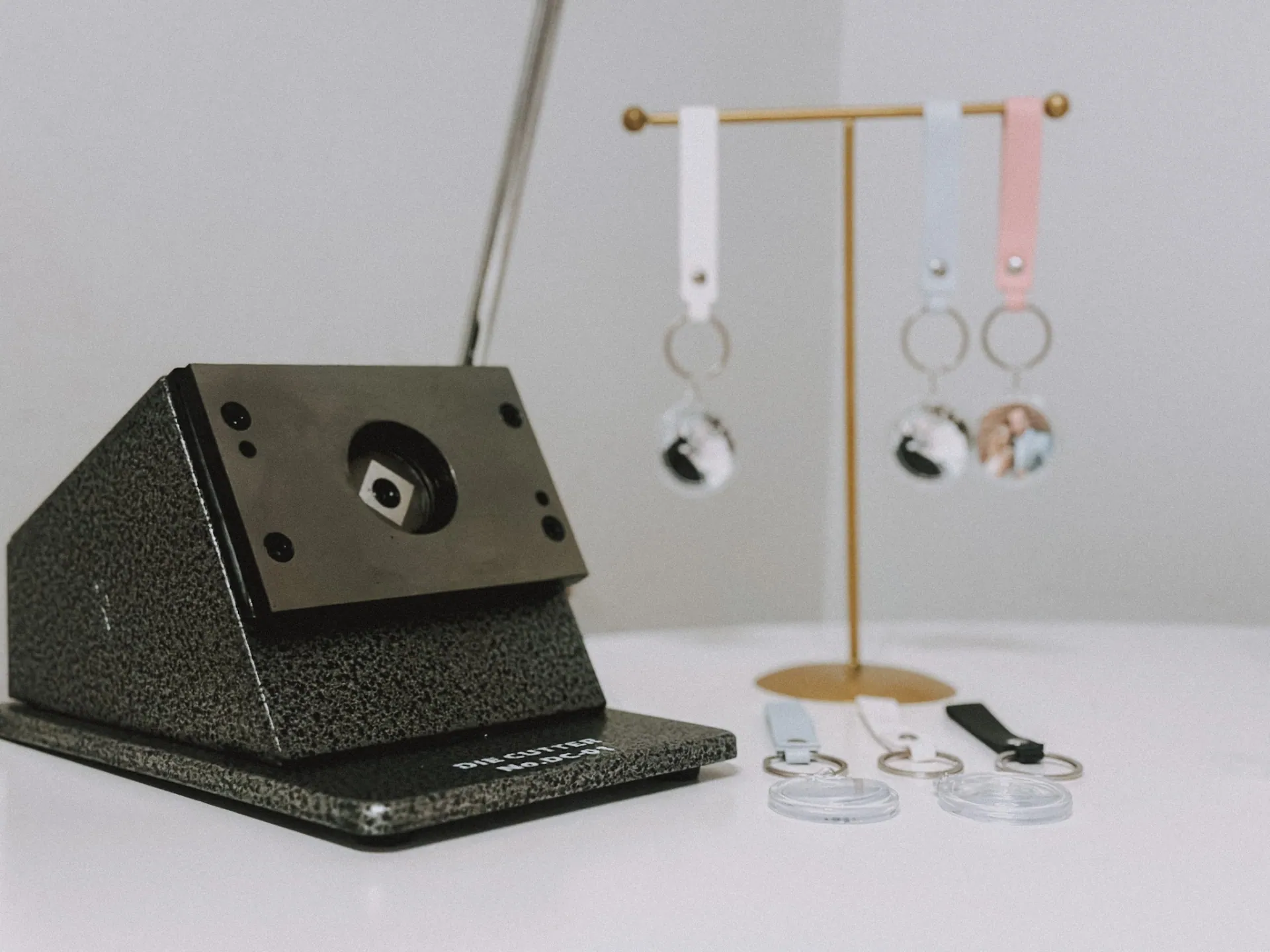 On-site photo keychain station with camera, display and finished keepsakes