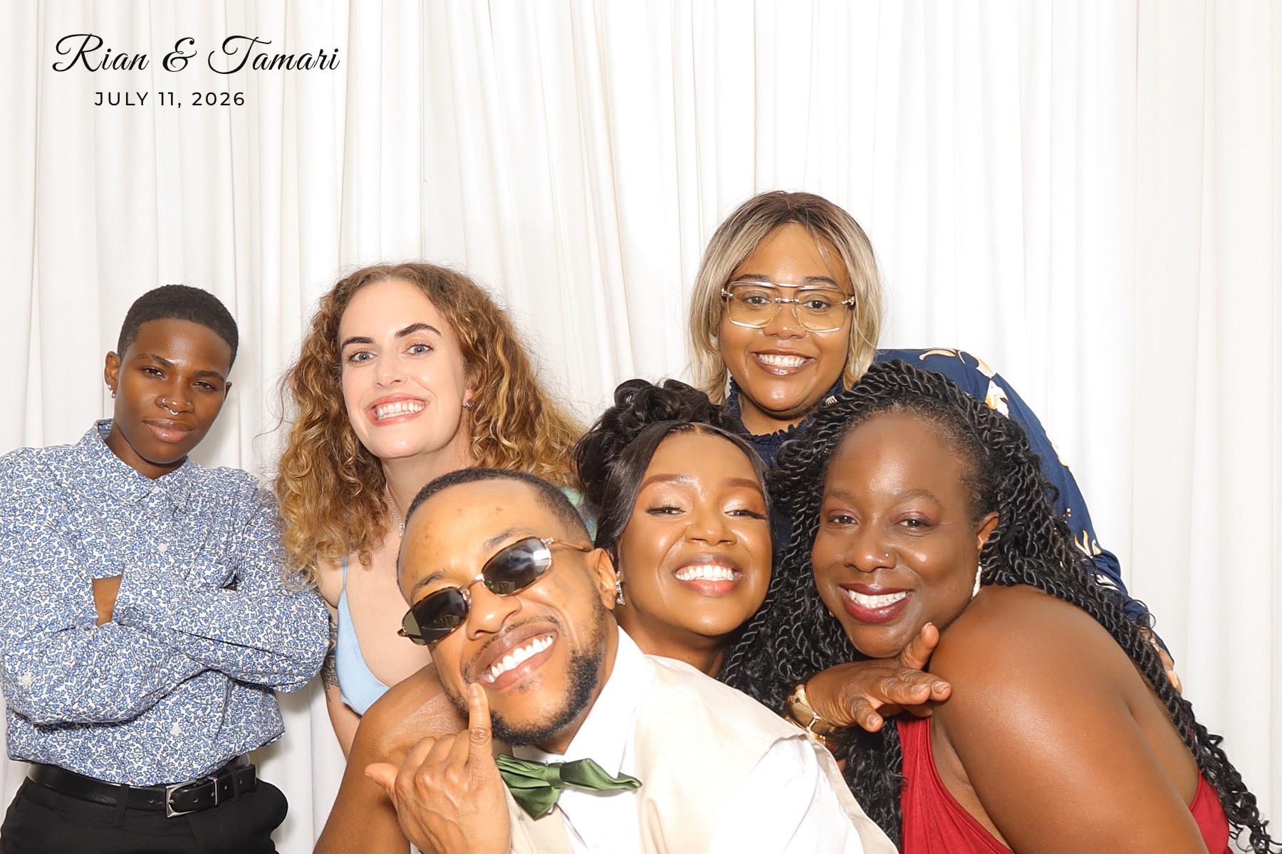 Rian and Tamari’s wedding guests together in the photo booth